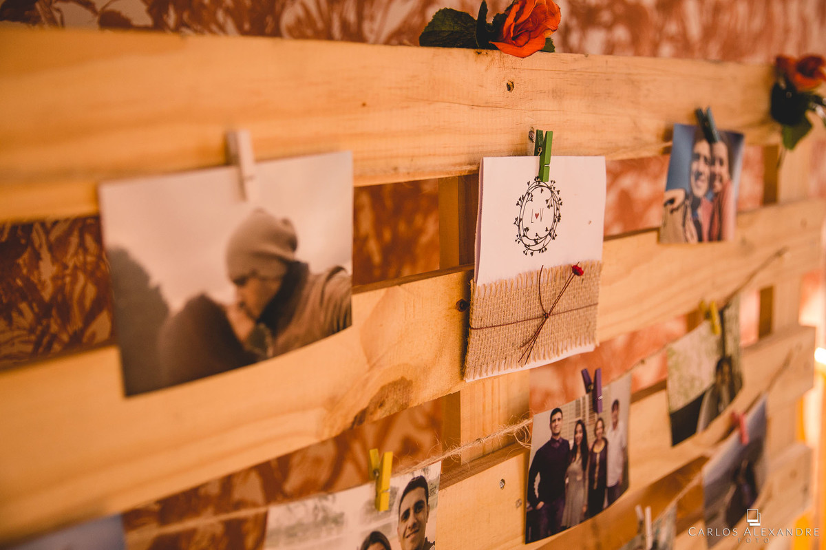 mural de fotos rústicos casamento ao ao livre em varginha fotografado por carlos alexandre foto fotografo de casamento em três corações
