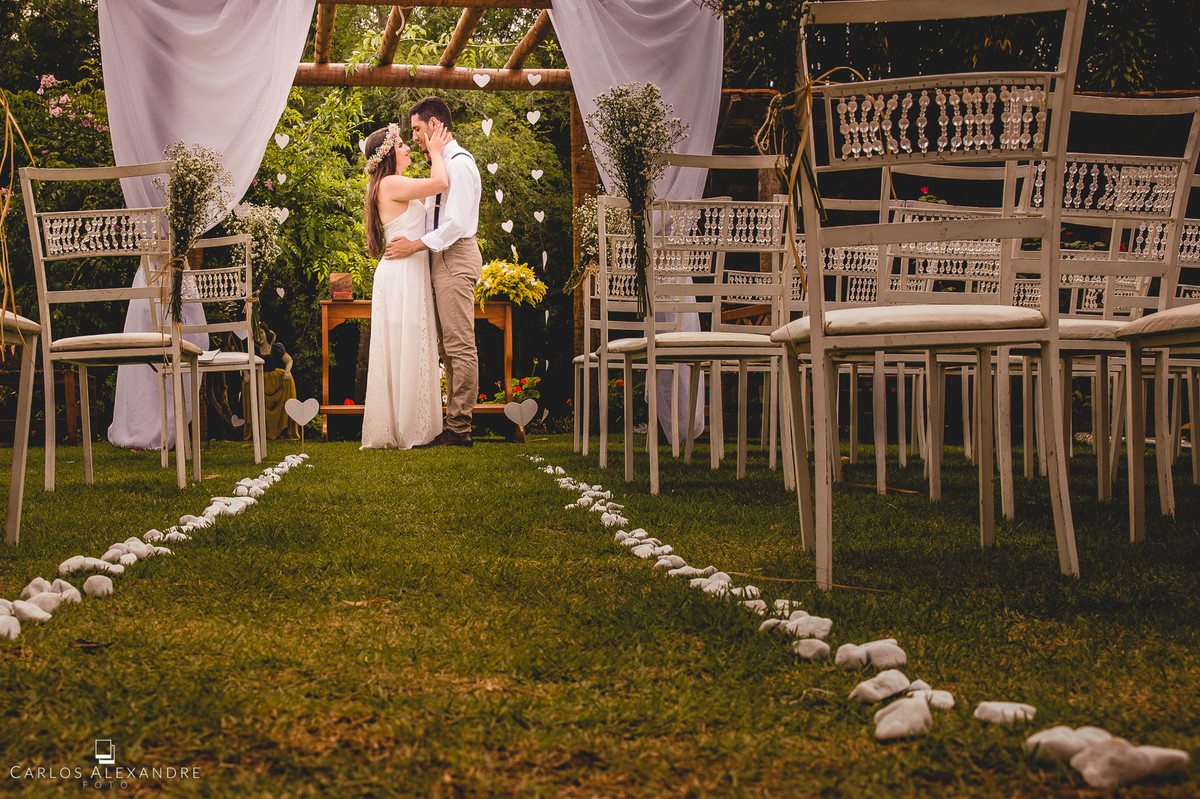casal abraçado e sorrindo no altar casamento ao ao livre em varginha fotografado por carlos alexandre foto fotografo de casamento em três corações
