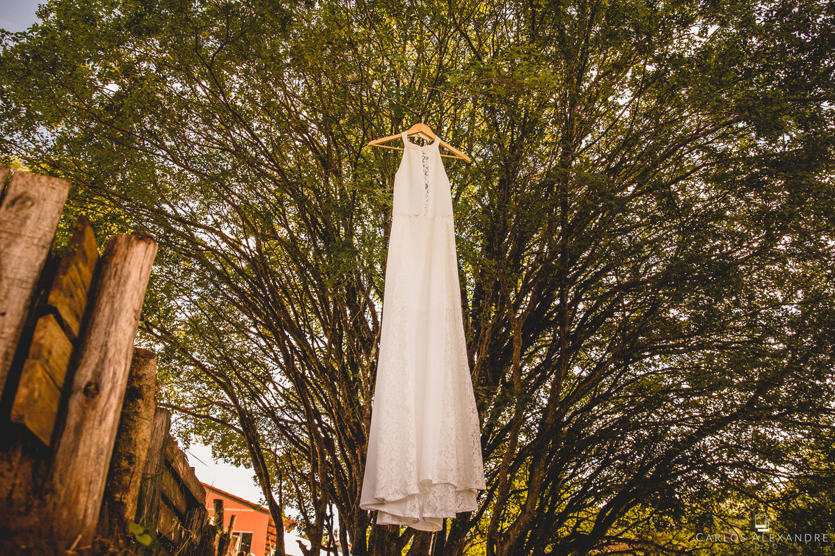 lindo vestido da noiva pendurado na árvore casamento ao ao livre em varginha fotografado por carlos alexandre foto fotografo de casamento em três corações