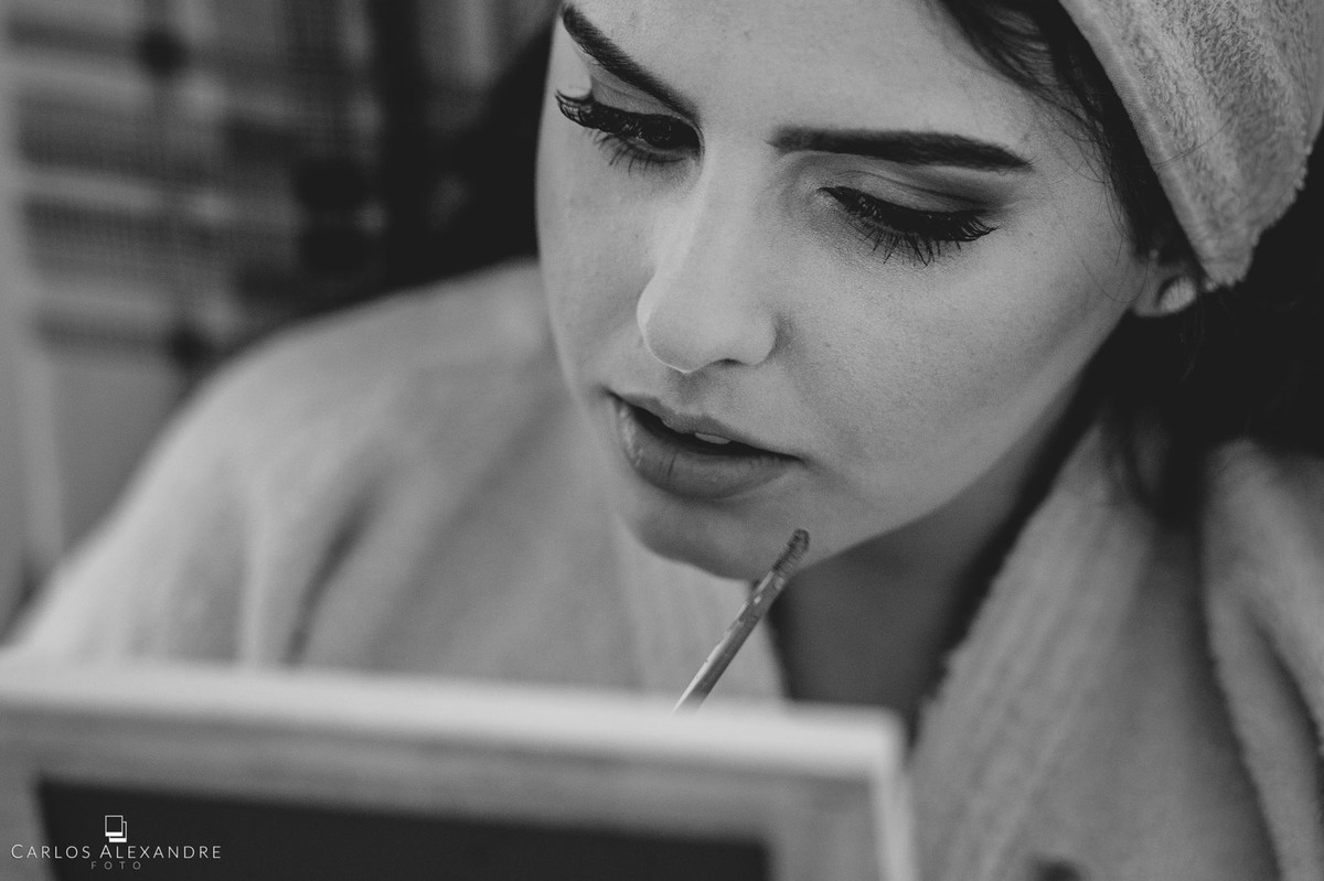 noiva retocando a maquiagem casamento ao ao livre em varginha fotografado por carlos alexandre foto fotografo de casamento em três corações