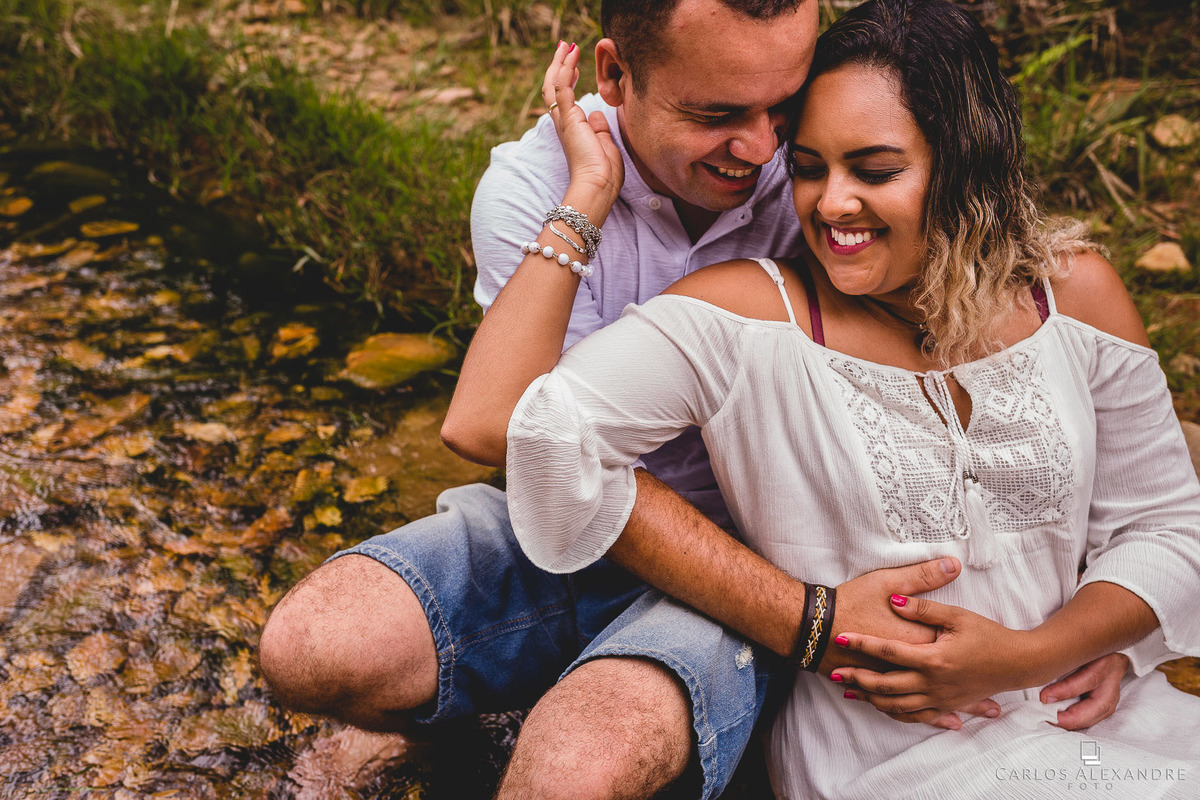 casal se abraçando com muitos carinhos e sorrisos