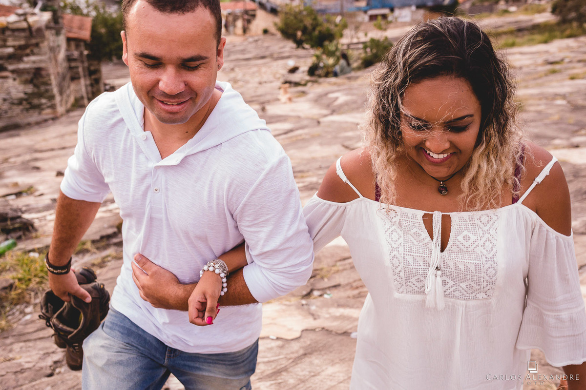 casal de namorados subindo a montanha no pé da cruz
