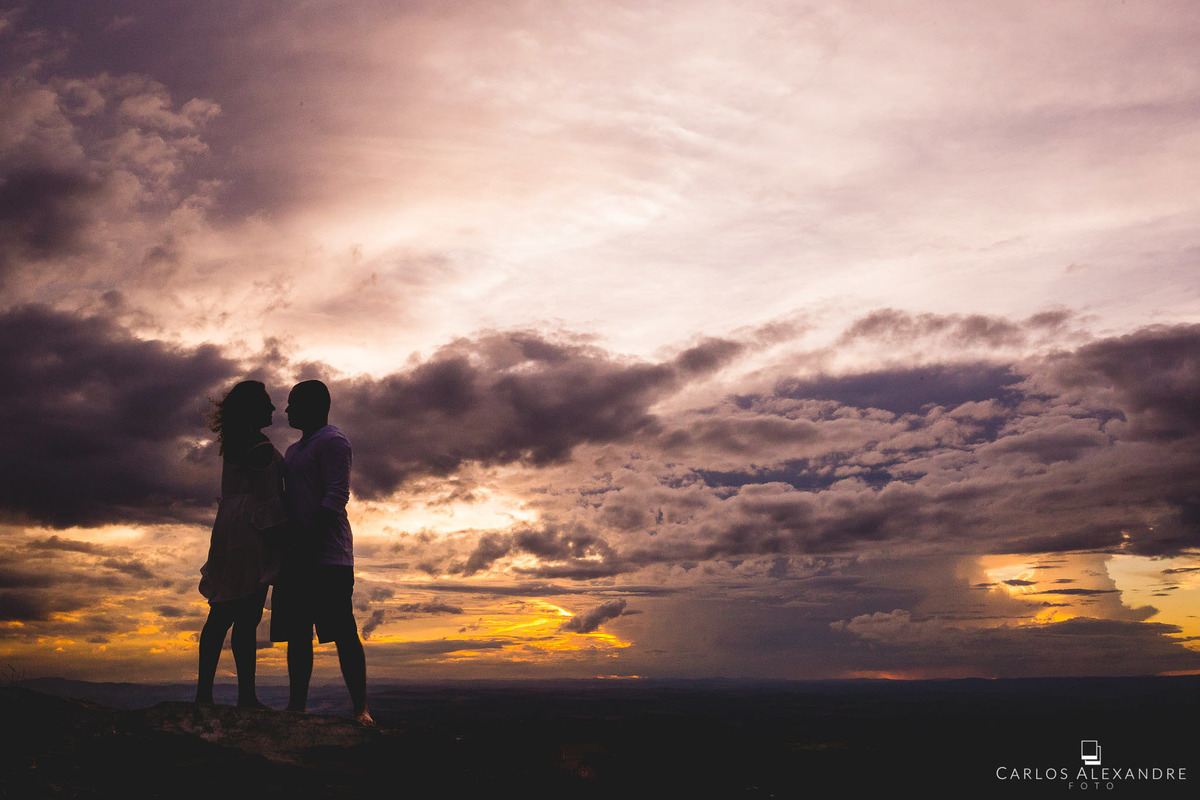 contra luz maravilhoso com céu lindo e pesado atrás do casal