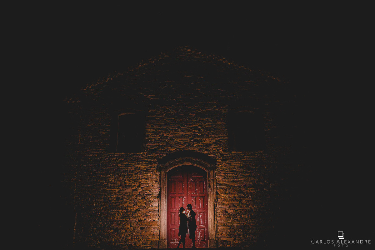 fotografia do casal em frente a igreja de pedra em são thomé