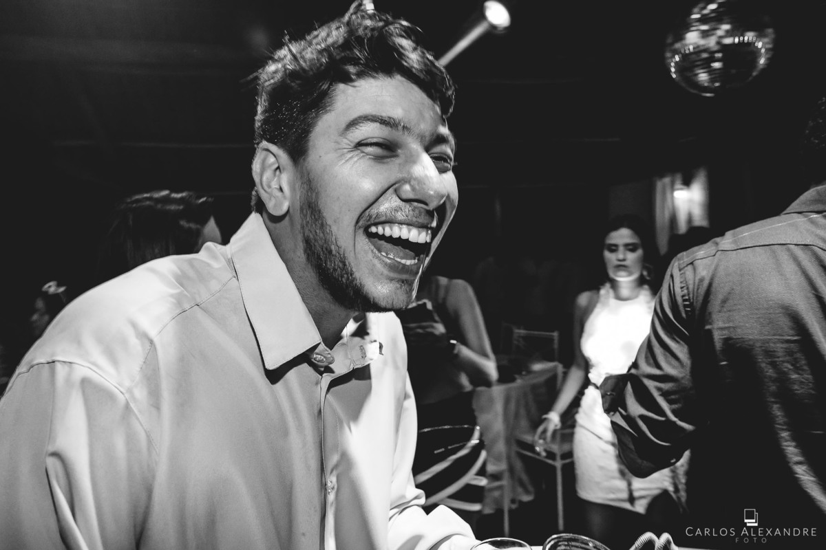 doidão mostrando toda a sua essência, sorrindo e mostrando sua verdadeira identidade feliz