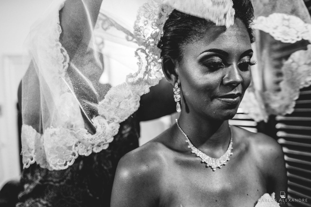 véu da noiva sendo colocado e ajustado, com movimentos leves e suaves, como devem ser feitos