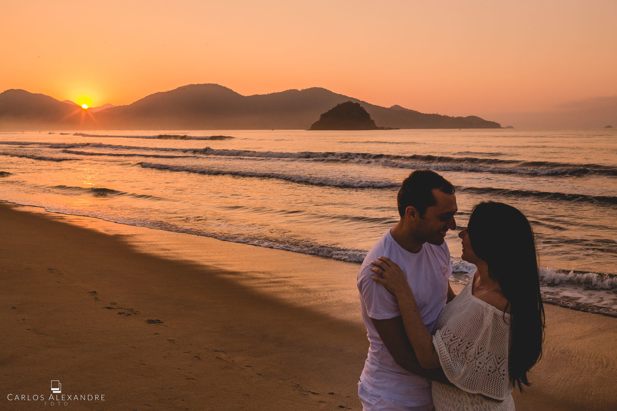 ensaio pré wedding em praia Ubatuba Sp fotografado por Carlos Alexandre Foto foto ao nascer do sol na praia de ubatuba