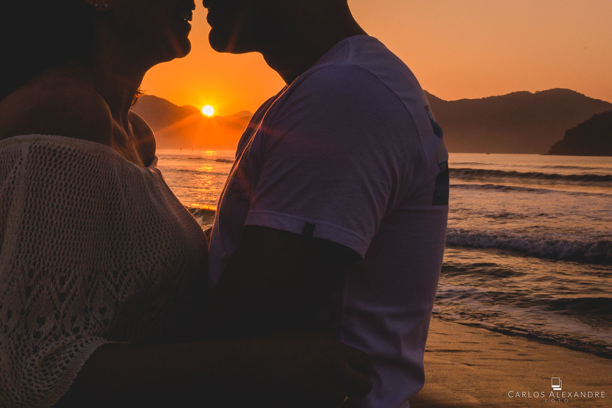 ensaio pré wedding em praia Ubatuba Sp fotografado por Carlos Alexandre Foto linda foto contra luz ao nascer do sol em litoral