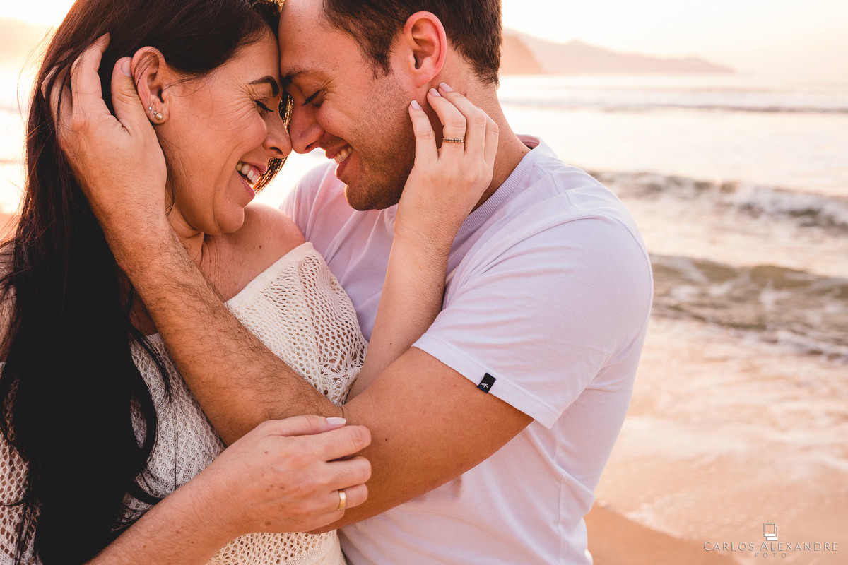 troca de carinhos e muito sentimento em uma fotografia simples de casal