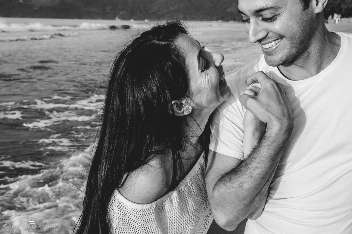 namorados caindo na risada e dando gargalhadas pelo dia incrível que estão vivendo