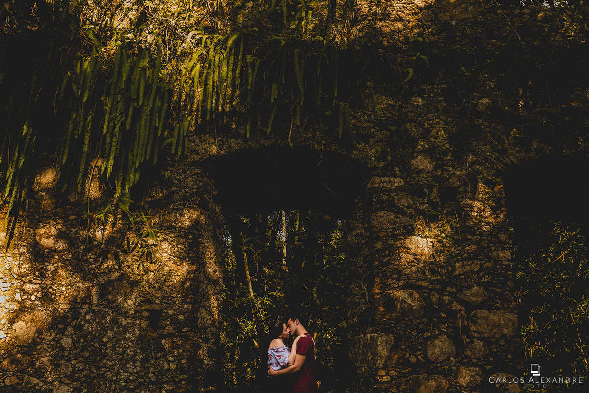 mais uma e última foto feita nas ruínas antigo engenho em ubatuba, com o casal se amando em uma das entradas