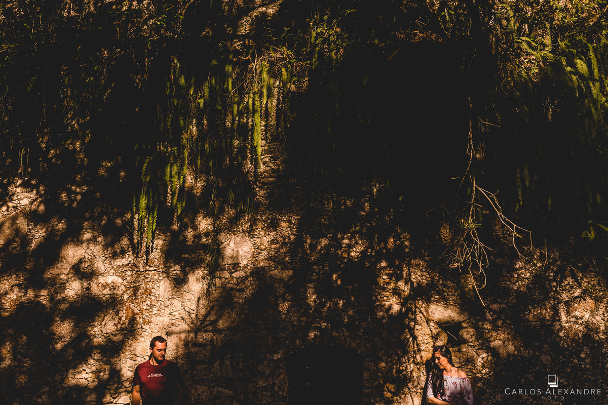 esplêndida luz do sol entra cortando e iluminando o casal na ruína das lagoinhas em ubatuba mg 