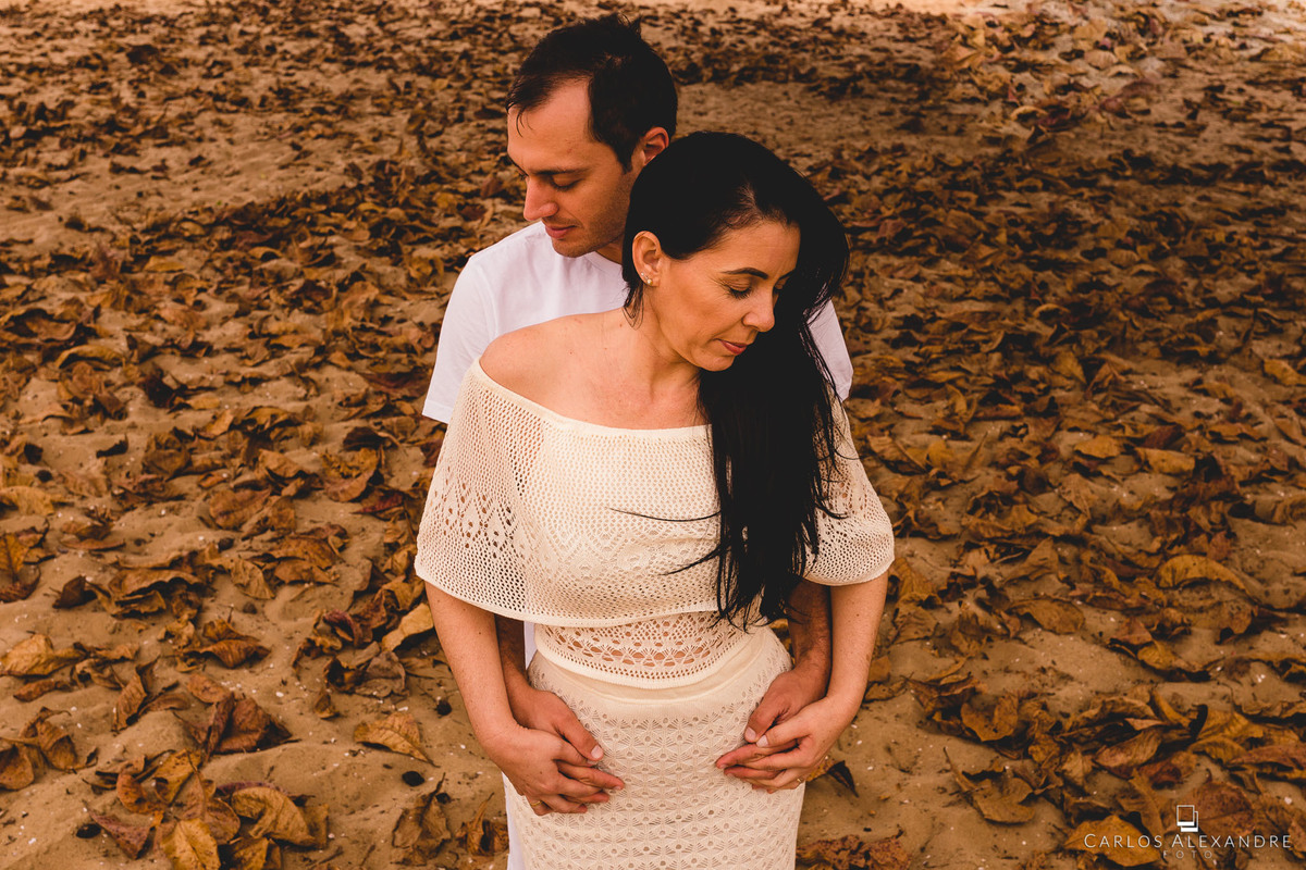 casal recebendo as energias de tudo o que há de bom, com folhas secas e amarelas caídas ao chão 