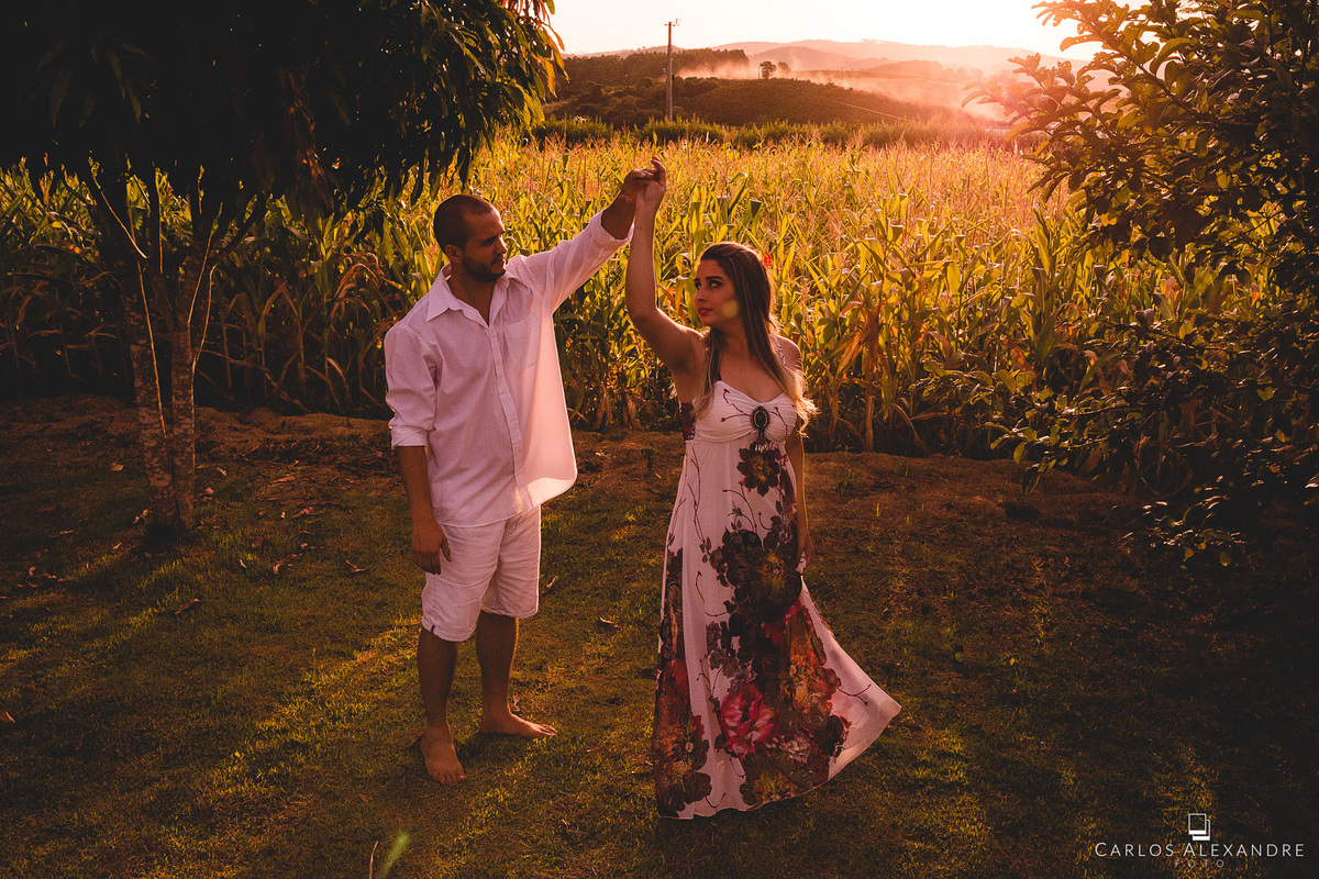 a cança que envolve o casal ao morrer do sol, com uma magnifica luz os envolvendo no contra