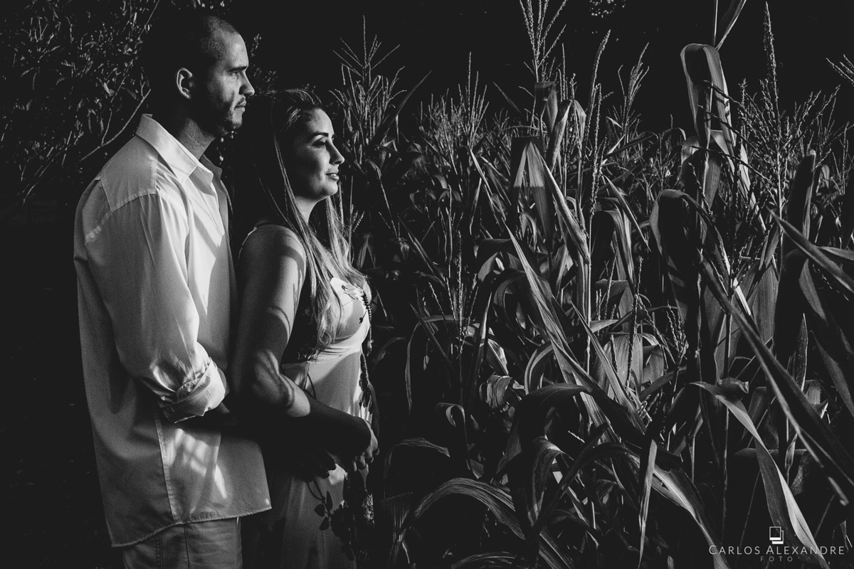foto preto em branco no ensaio de namoro, com milhos e por do sol ao fundo