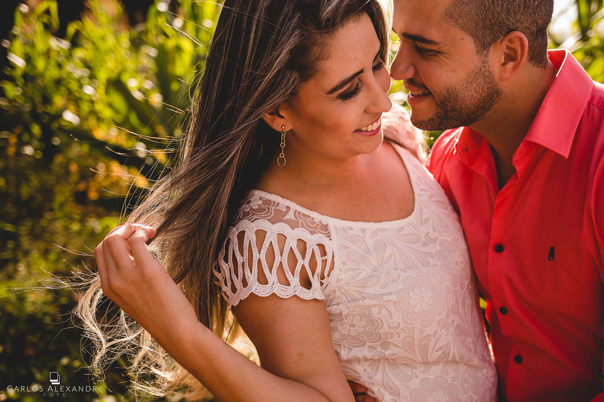 namorada mexendo em seu cabelo enquanto seu namorado te tieta