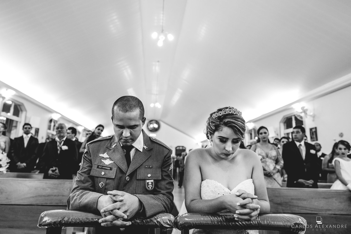 casal de noivos ajoelhados sendo fotografados por carlos alexandre foto, fotógrafo de casamentos Carlos Alexandre Fotografia Três Corações MG