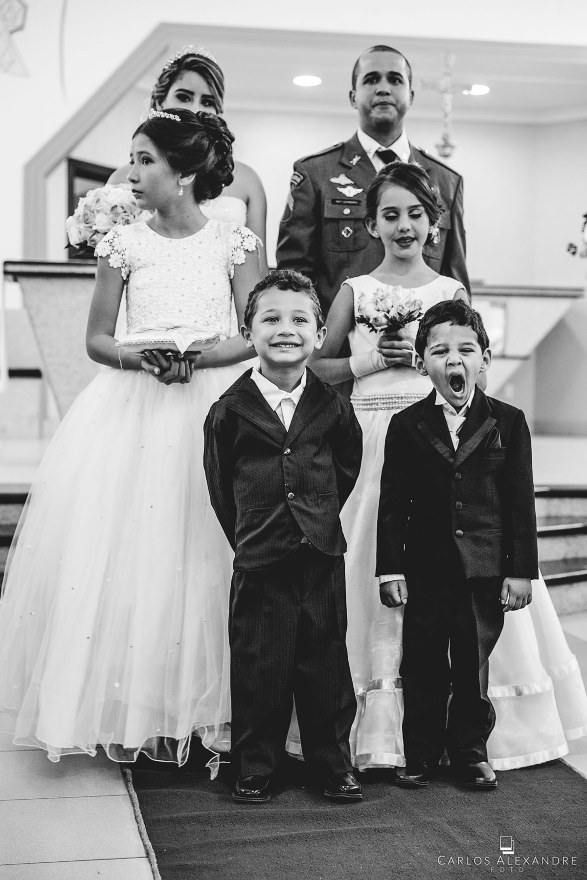 damas e pajens cansados de esperar e sorrir para a foto, e o pajem boceja de sono, fotógrafo de casamentos Carlos Alexandre Fotografia Três Corações MG