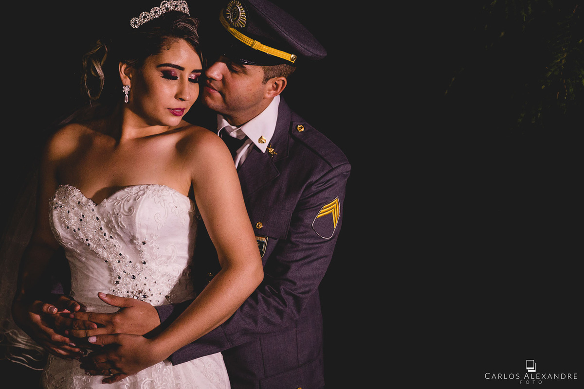 sessão logo após o casamento, com o noivo militar ainda de kepe, abrançando sua linda noiva, fotografado por carlos alexandre, da cidade de 3 corações, e sul de minas