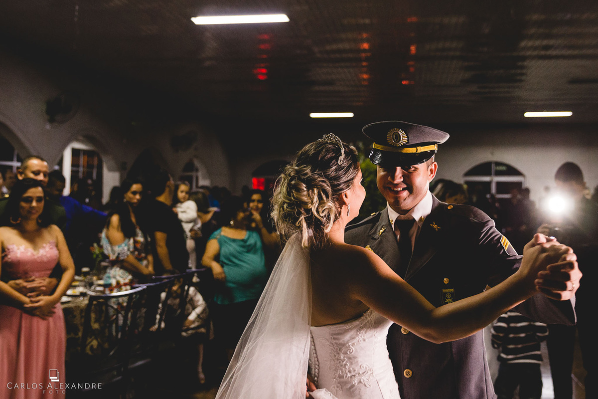 valsa de abertura, com o noivo militar, dando início à festa de casamento, fotografado por carlos alexandre, da cidade de 3 corações, e sul de minas