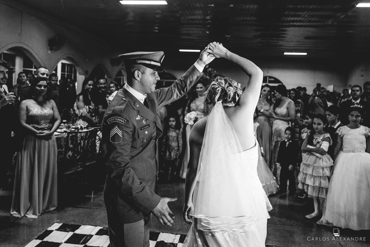 noiva sendo rodada na valsa de casamento fotografia em PB, fotografado por carlos alexandre, da cidade de 3 corações, e sul de minas