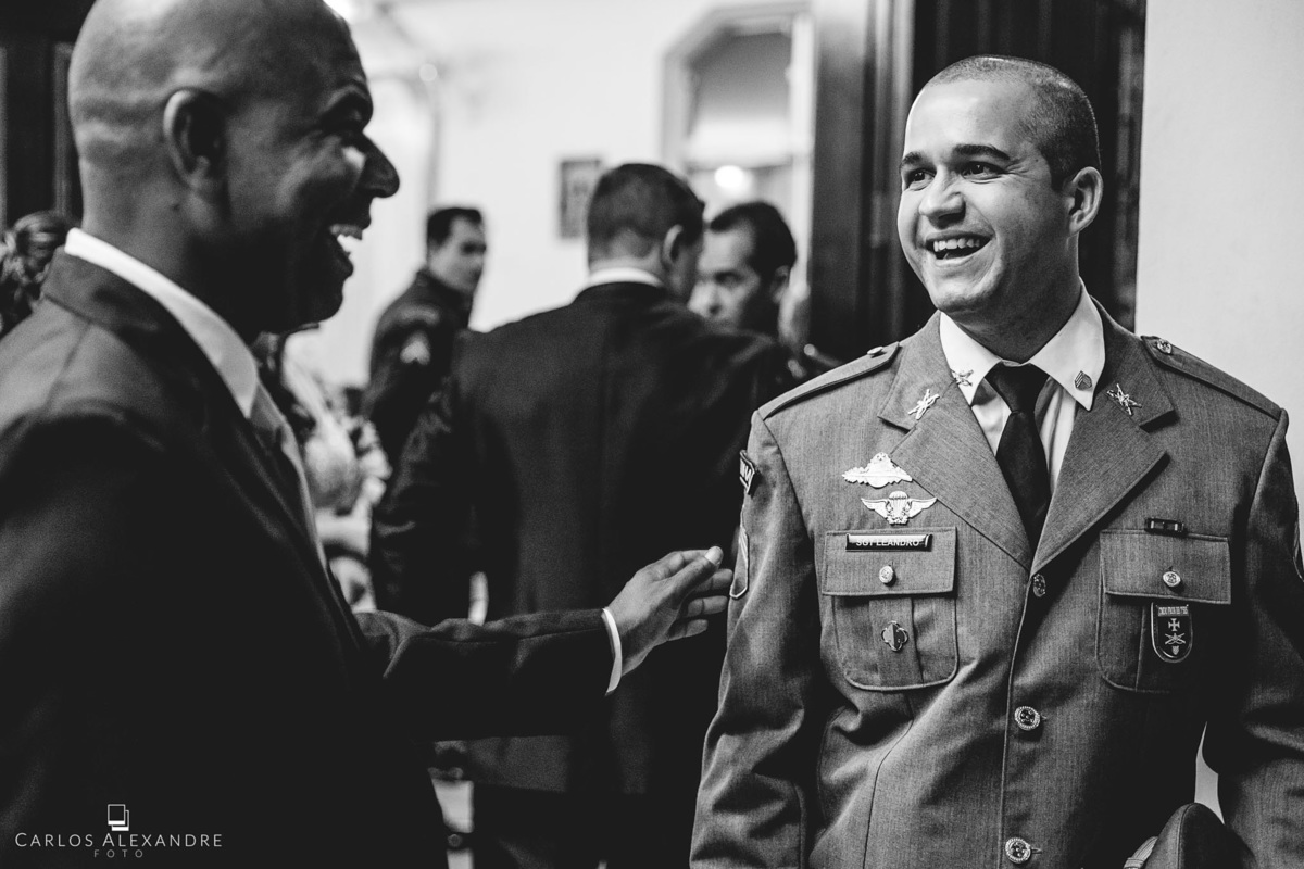 noivo sorrindo de nervoso saudando os seus companheiros antes de seu casamento, fotógrafo de casamentos Carlos Alexandre Fotografia Três Corações MG