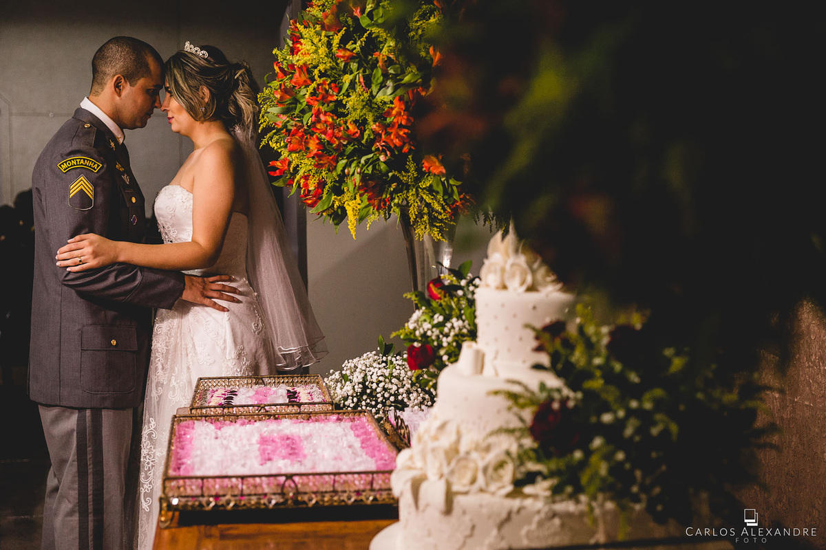 mesa da festa de casamento com os noivos colando a testa antes de curtirem sua recepção do casamento, fotografado por carlos alexandre, da cidade de 3 corações, e sul de minas
