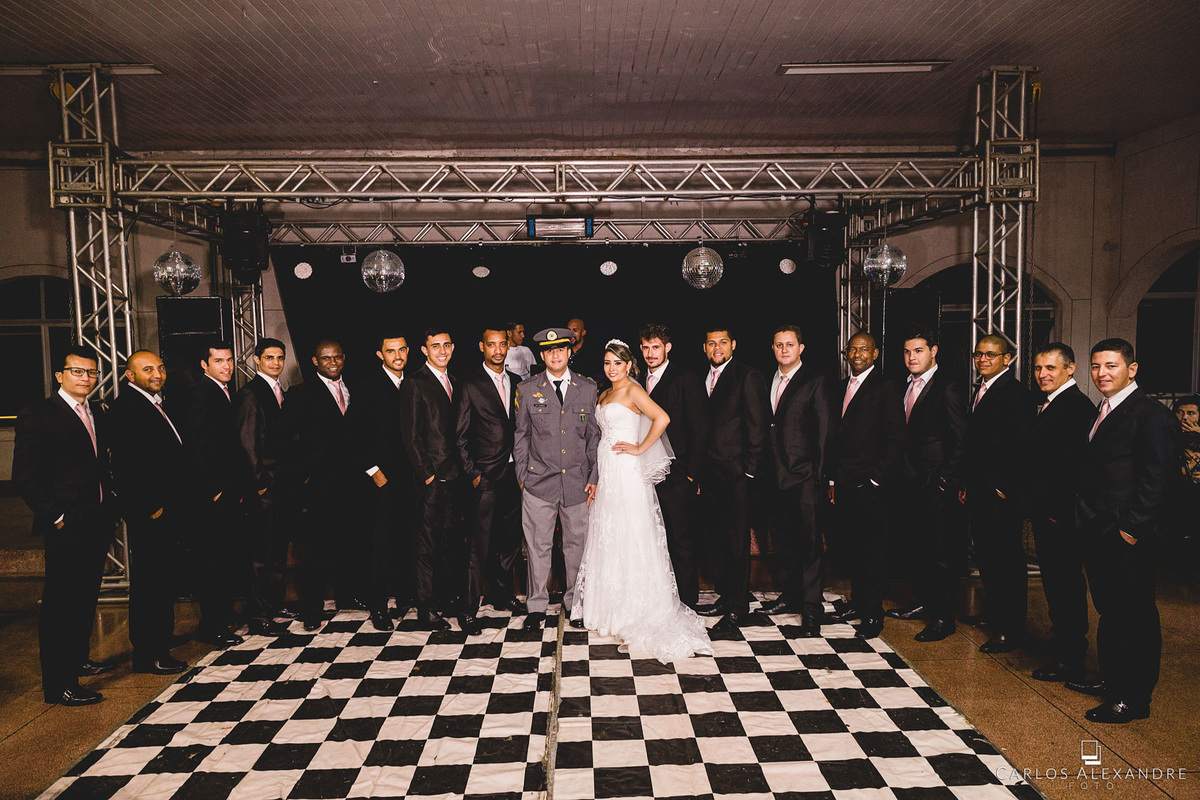 noivos perfilados com o mesmo tom de gravata, fotografado por carlos alexandre, da cidade de 3 corações, e sul de minas