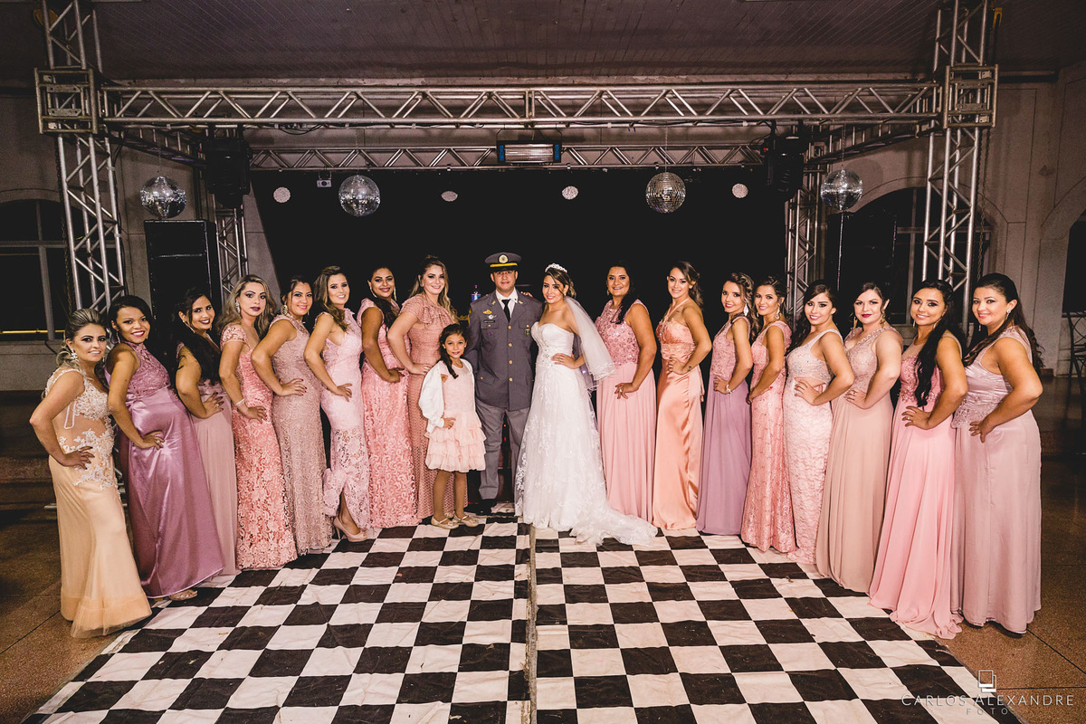 foto com todas as madrinhas usando o mesmo tom de vestido, fotografado por carlos alexandre, da cidade de 3 corações, e sul de minas