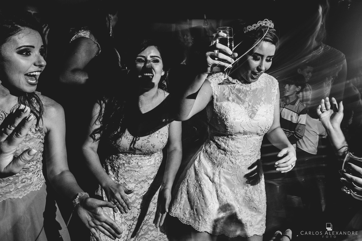 noiva e irmã e amigas dançando e curtindo a festa de casamento com o copo na mão, fotografado por carlos alexandre, da cidade de 3 corações, e sul de minas