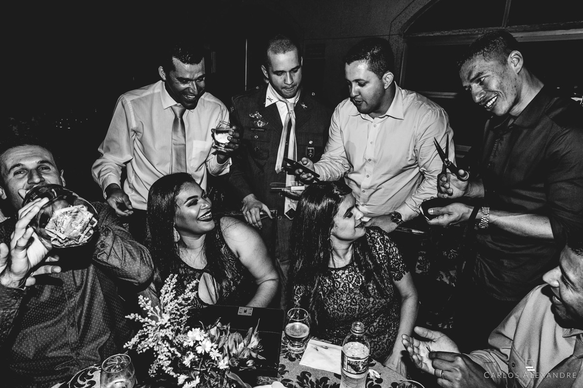 noivo cortando gravata e fazendo bagunça com os amigos, fotografado por carlos alexandre, da cidade de 3 corações, e sul de minas