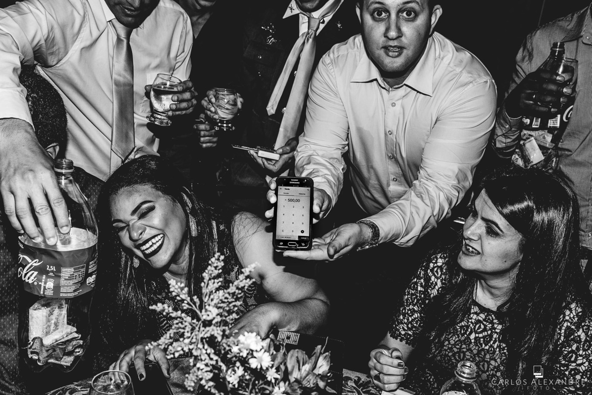 noivo cortando gravata e ganhando muito dinheiro passando até cartão, fotografado por carlos alexandre, da cidade de 3 corações, e sul de minas