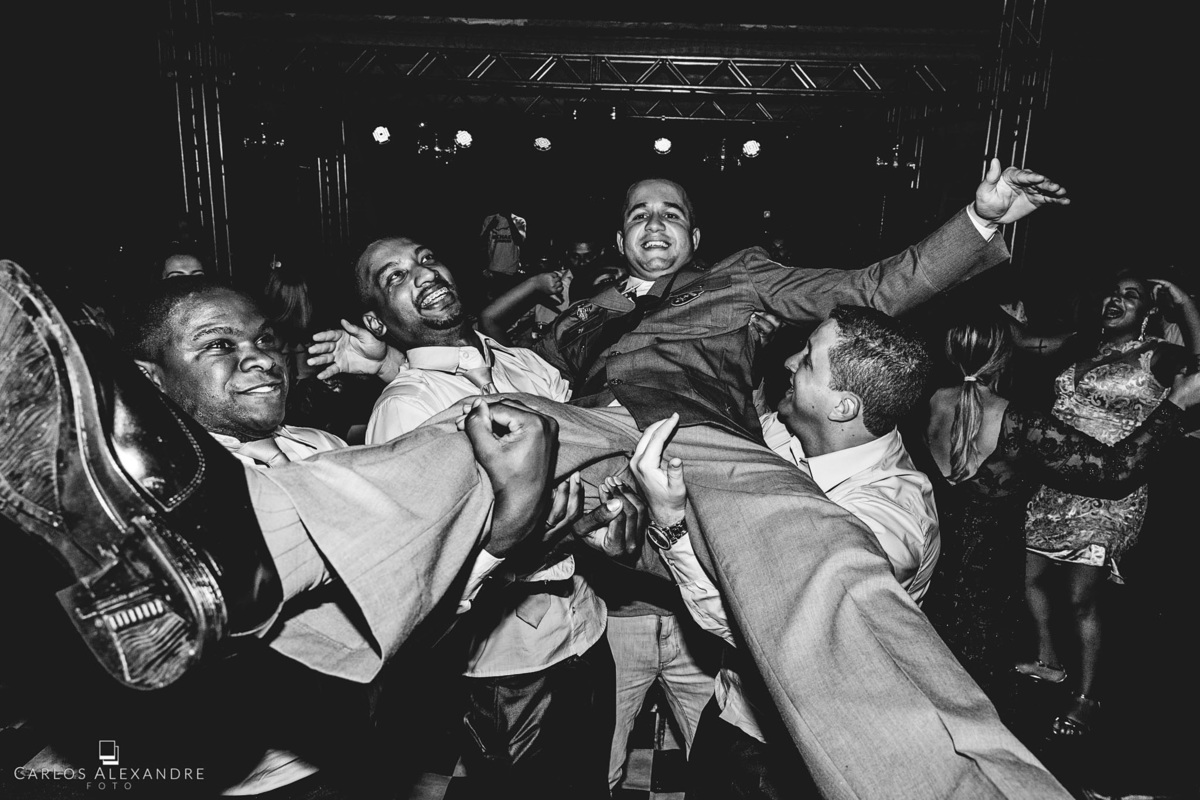 noivo sendo jogado para o alto quase rasgando a calça e morrendo de rir, fotografado por carlos alexandre, da cidade de 3 corações, e sul de minas