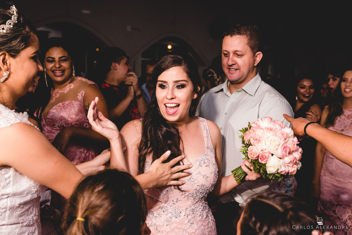 ao invés de jogar o buquê, noiva entrega à sua irmã gêmea, fotografado por carlos alexandre, da cidade de 3 corações, e sul de minas