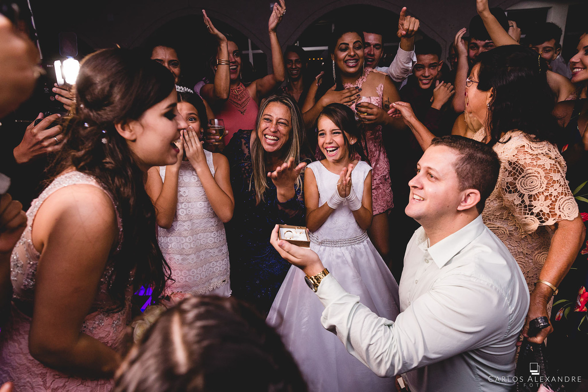rapaz pede irmã gêmea em casamento durante a festa de casamento, fotografado por carlos alexandre, da cidade de 3 corações, e sul de minas