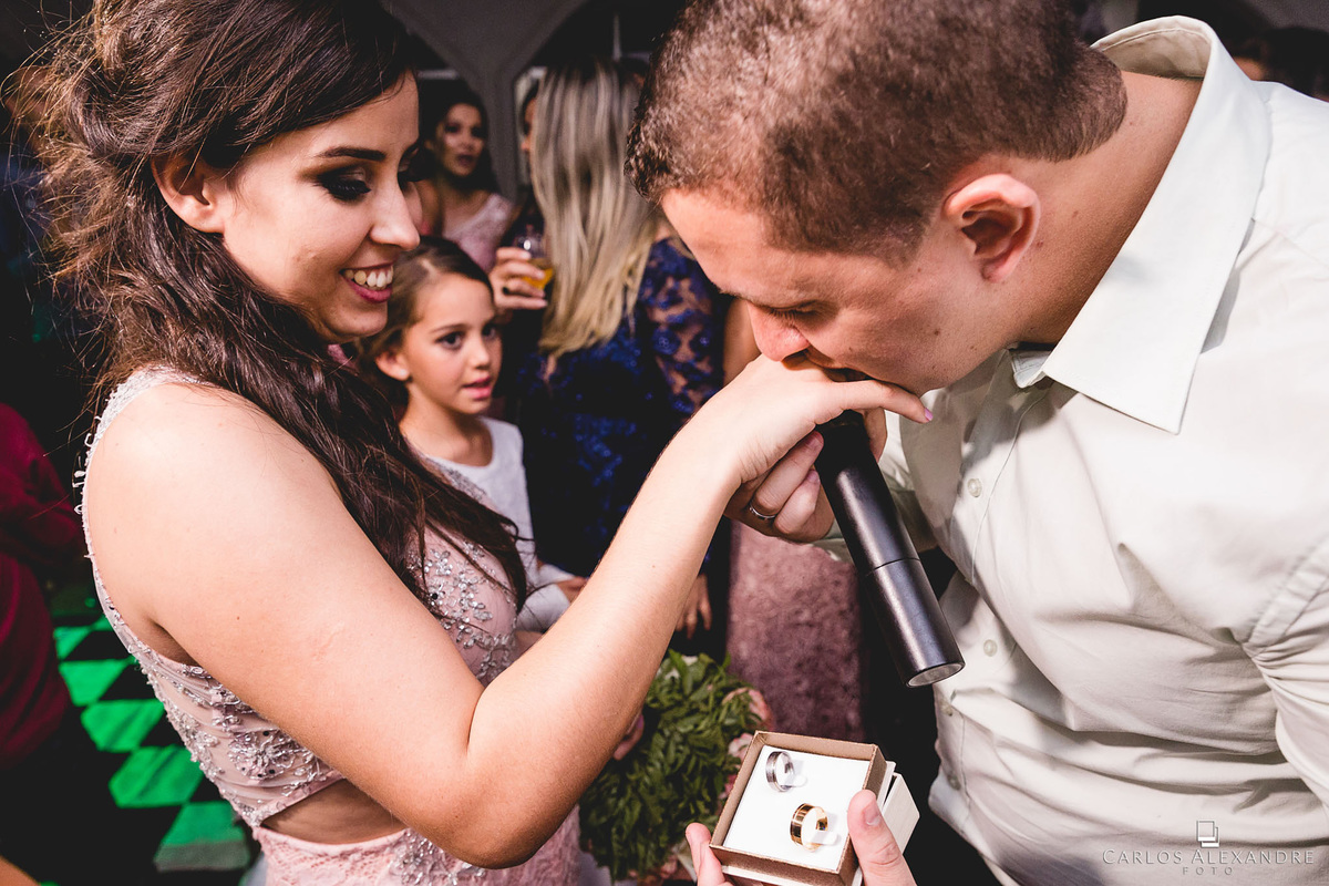 noivado ao vivo durante casamento, e ela aceitou se casar com ele. o fotógrafo já foi definido, será carlos alexandre foto, de três corações mg