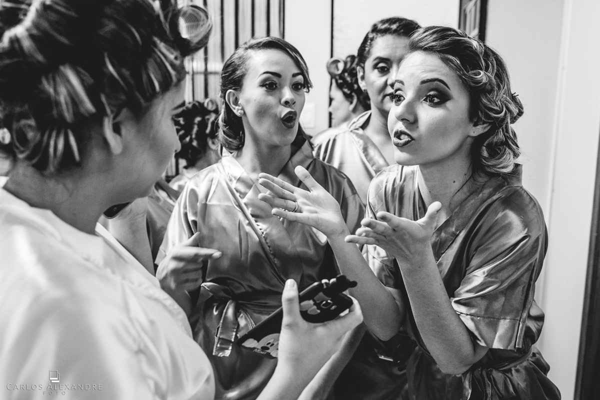 madrinha se explicando o por quê de ter esquecido de levar o champagnhe pro sação pra fazer o brinde das madrinhas, fotógrafo de casamentos Carlos Alexandre Fotografia Três Corações MG