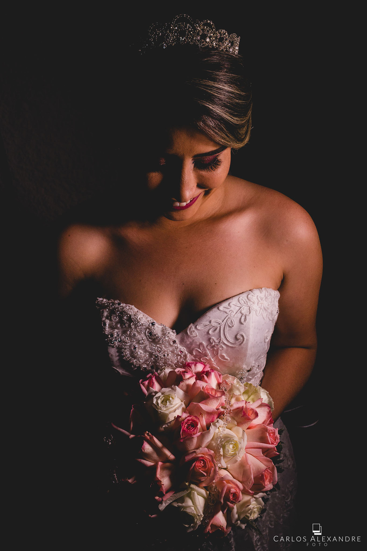 retrato feito de cima de uma noiva ansiosa para adentrar a nave da igreja, fotógrafo de casamentos Carlos Alexandre Fotografia Três Corações MG