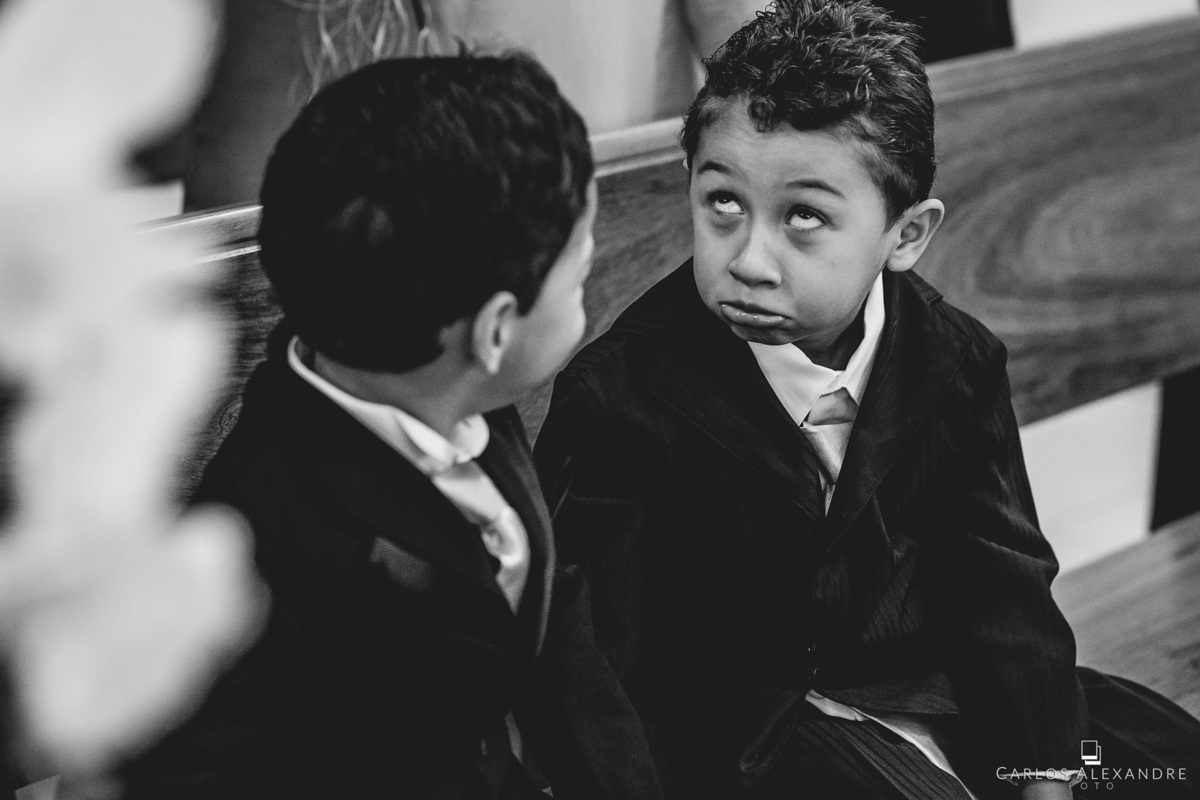 pajem fazendo careta no casamento, não vendo a hora do tempo passar, fotógrafo de casamentos Carlos Alexandre Fotografia Três Corações MG