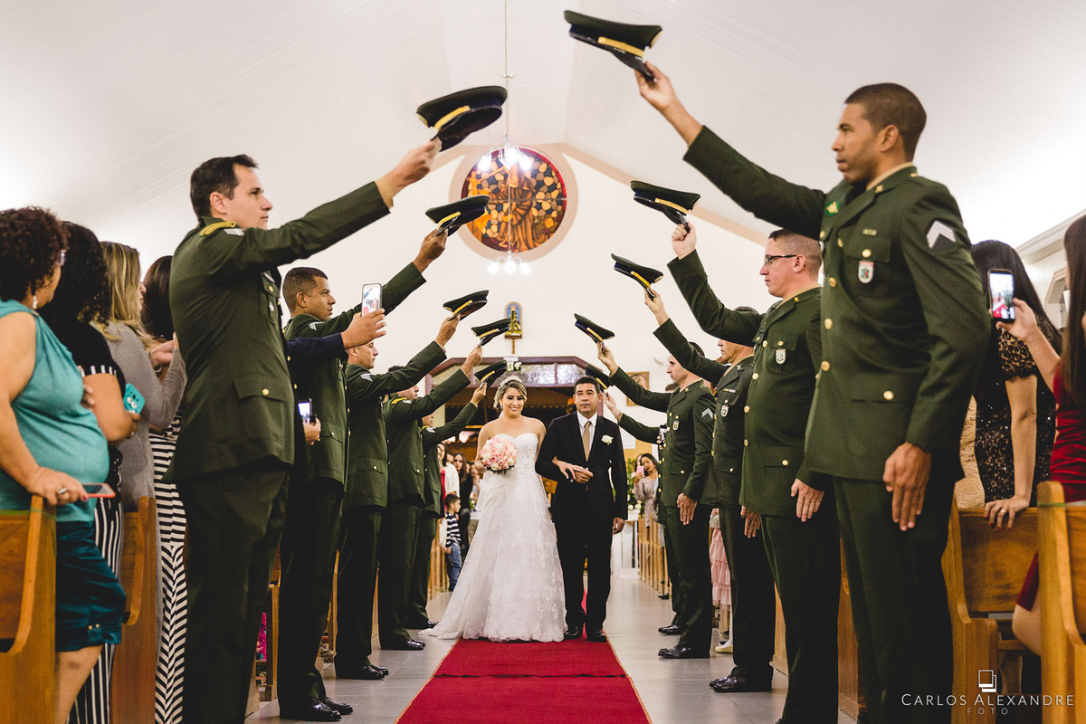 casamento com guarda de honra tão esperada entrada da noiva, fotógrafo de casamentos Carlos Alexandre Fotografia Três Corações MG