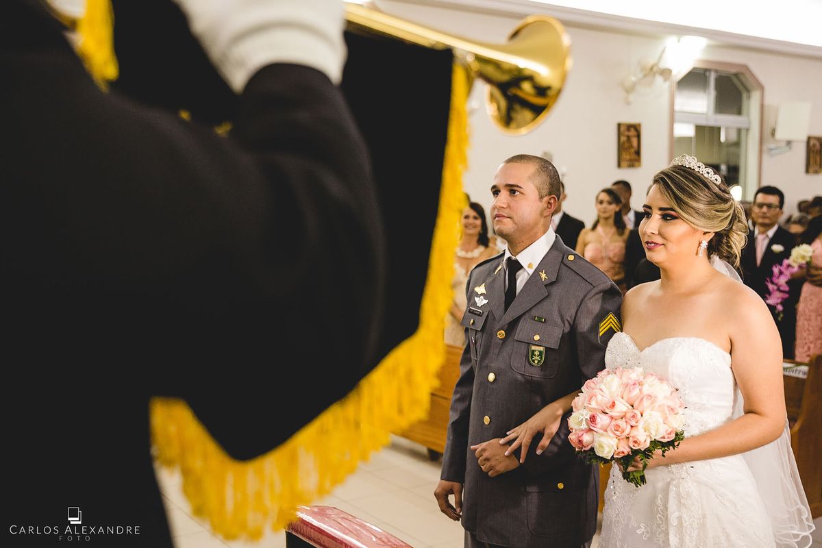 marcha nupcial na entrada da noiva que emociona a todos os convidados, inclusive o fotógrafo de casamentos, fotógrafo de casamentos Carlos Alexandre Fotografia Três Corações MG