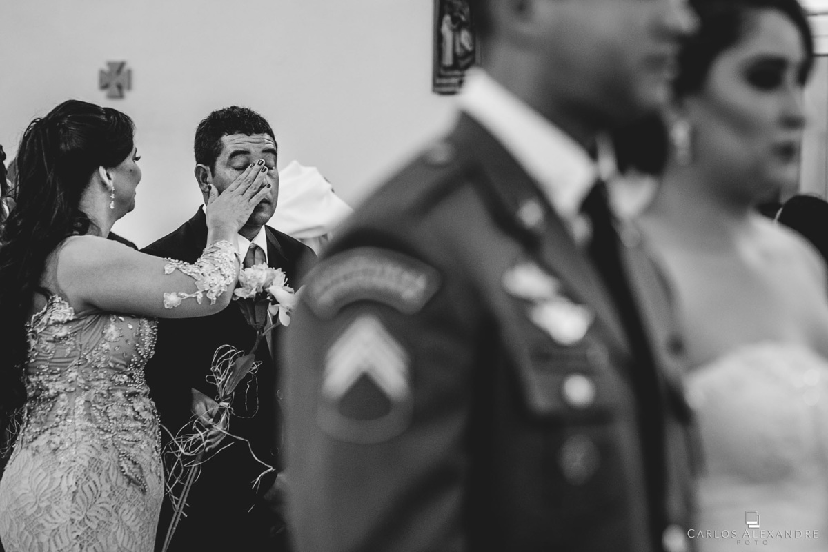 pai emocionado ao ver sua filha entrando e casando na igreja, fotógrafo de casamentos Carlos Alexandre Fotografia Três Corações MG