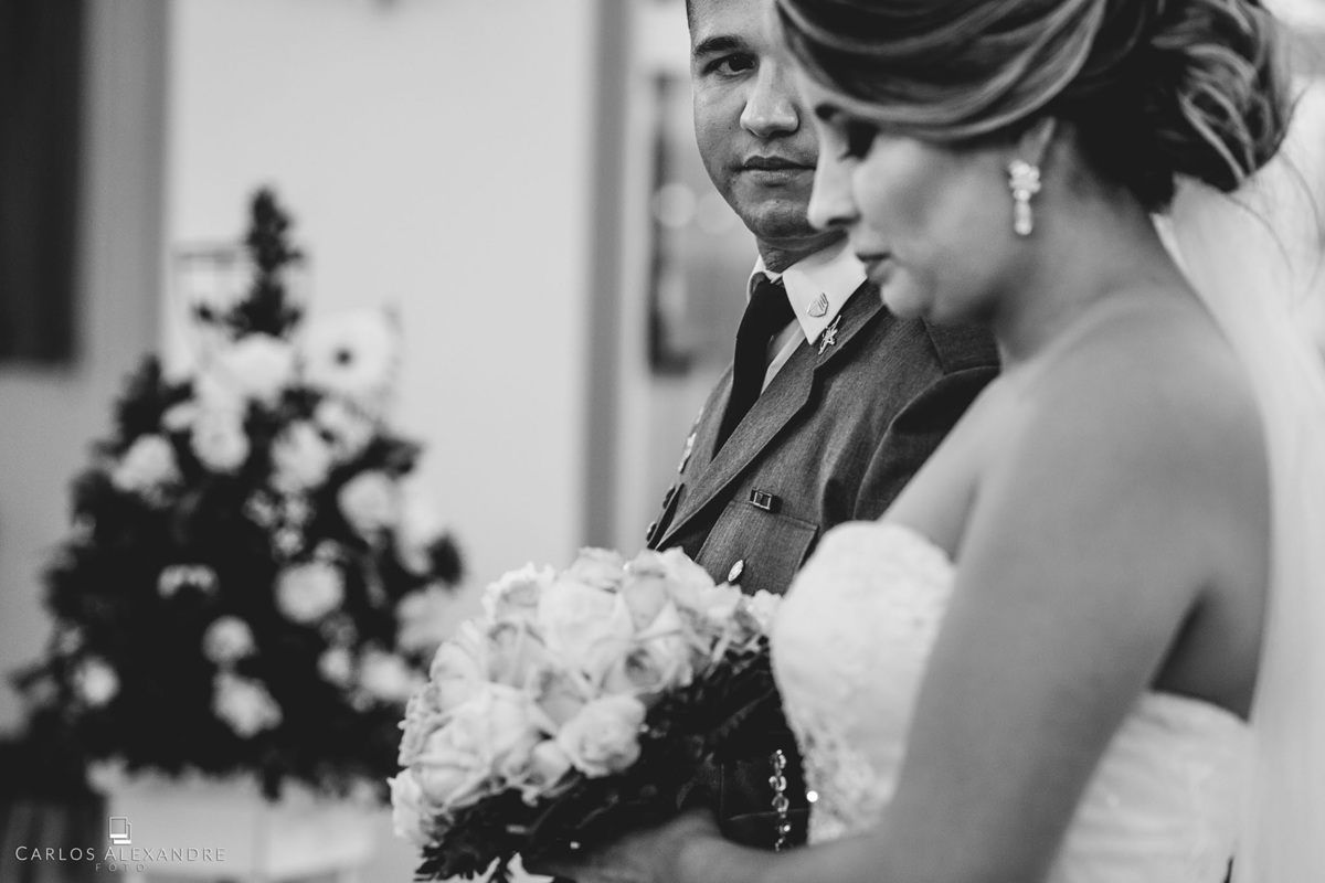 noivo admira sua bela noiva quando ela chega ao altar, fotógrafo de casamentos carlos alexandre foto três corações mg