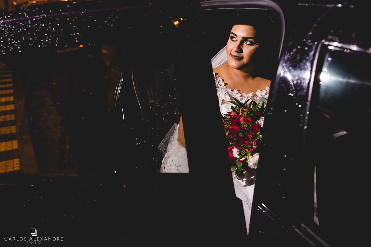 retrato da noiva dentro do carro, quase saindo para o seu grande dia, pelas lentes do fotógrafo de casamentos carlos alexandre, de três corações mg