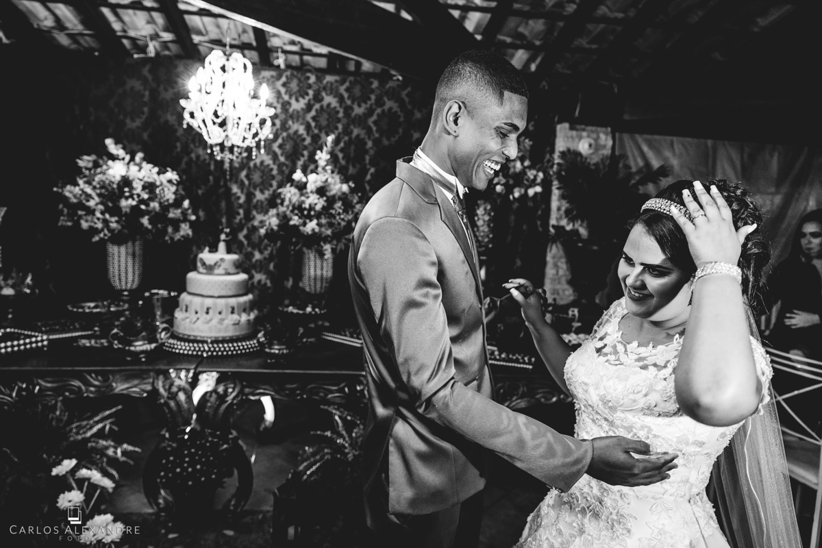 ainda vestida de noiva arrumando o arranjo de seu cabelo, pelas lentes do fotógrafo de casamentos carlos alexandre, de três corações mg