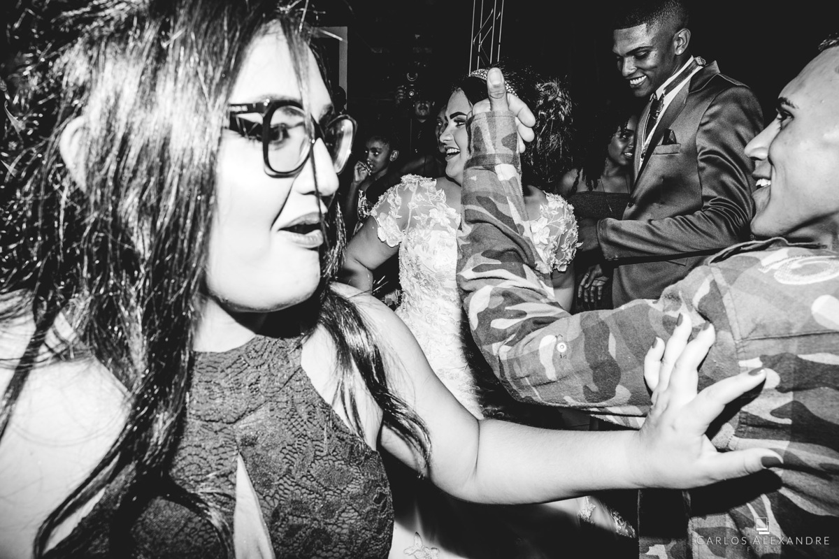 bagunça geral na pista de dança com noivos no meio, fotos feitas por carlos alexandre, três corações sul de minas