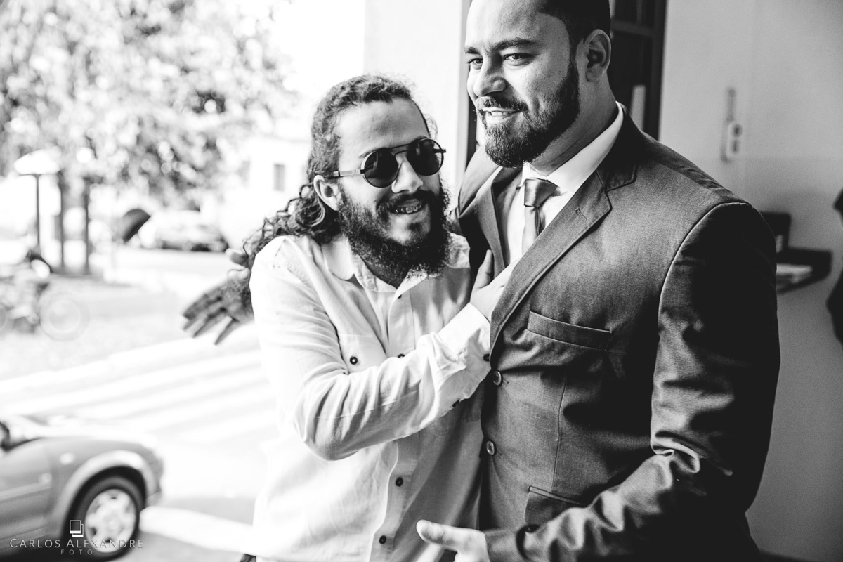noivo reencontra velhos amigos em seu casamento, fotógrafo de casamento carlos alexandre três corações mg