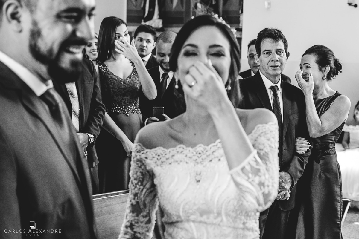 noiva, mãe e madrinha fazem o mesmo gesto com a mão, sorrindo e chorando, fotografia carlos alexandre 3 corações sul de minas