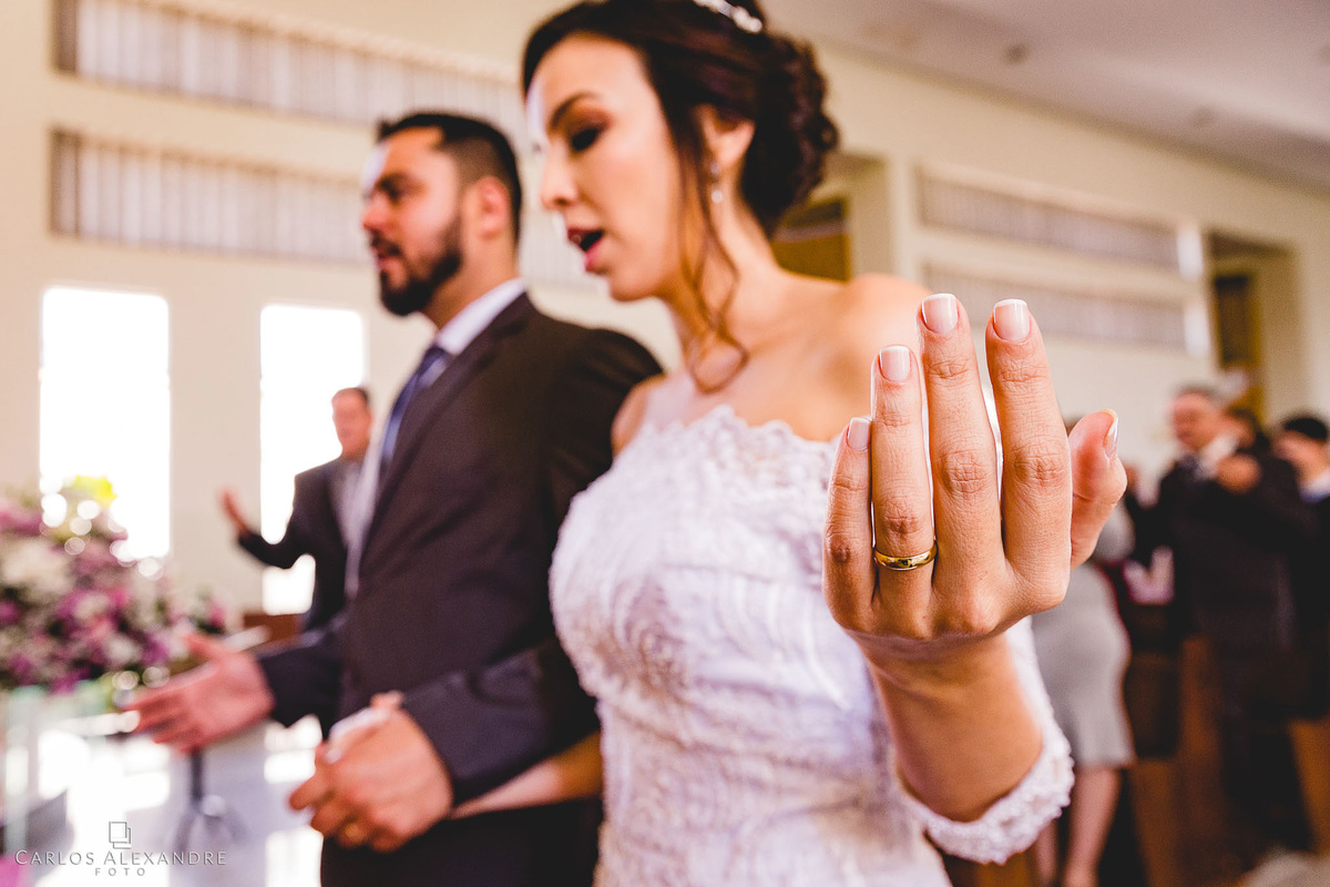 detalhe da mão da noia enquanto rezam a oração que Deus nos ensinou, o pai nosso, fotografia carlos alexandre 3 corações sul de minas