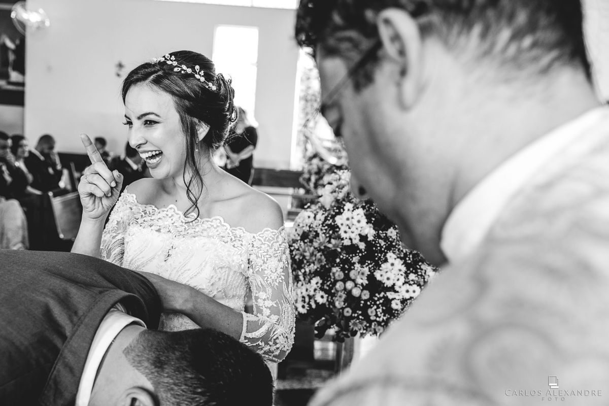 noiva apontando o dedo e brincando com suas amigas em seu casamento, enquanto seu noivo faz a assinatura, fotos em três corações Carlos Alexandre Lia Noivas